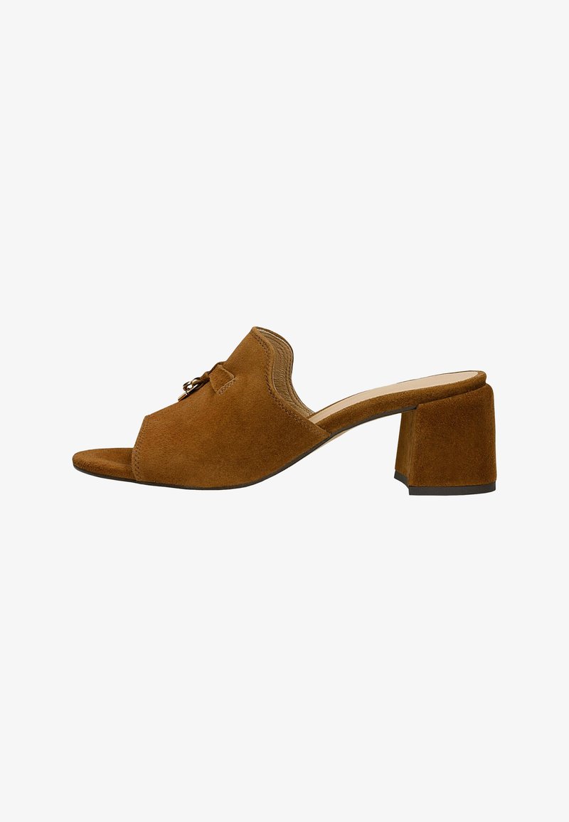 Mule en daim marron à bout ouvert avec talon bloc et petit accent métallique décoratif sur le dessus.