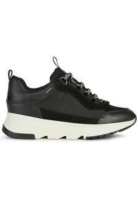 Sneaker atletica nera con tomaia in pelle e tessuto testurizzato, suola bianca a contrasto, lacci rotondi e linguetta sul retro.