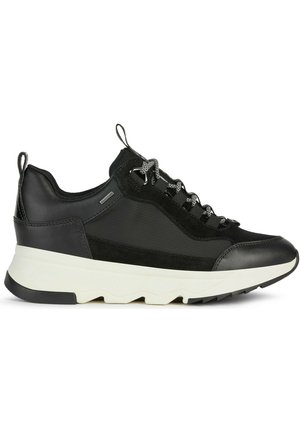 Sneaker atletica nera con tomaia in pelle e tessuto testurizzato, suola bianca a contrasto, lacci rotondi e linguetta sul retro.