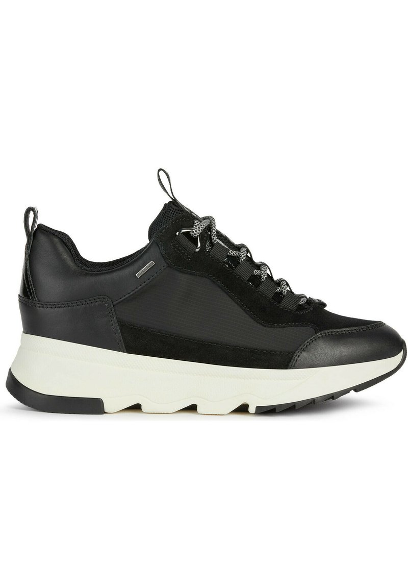 Sneaker atletica nera con tomaia in pelle e tessuto testurizzato, suola bianca a contrasto, lacci rotondi e linguetta sul retro.