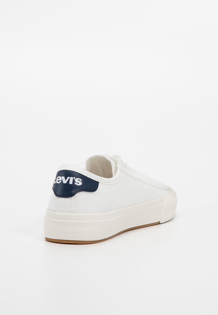 Zapatilla de lona blanca con suela plana, lengüeta trasera azul marino con el logotipo "Levi's". Tejido texturizado y diseño sencillo de cordones.