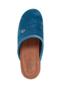 Scarpa slip-on in suede blu con soletta marrone perforata. Dettaglio del logo ricamato sulla parte superiore. Texture liscia, punta tonda.