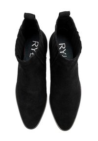 Czarne zamszowe botki za kostkę z ostrym noskiem, elastycznymi bokami i uchwytami ułatwiającymi zakładanie; gładka tekstura i minimalistyczny design.