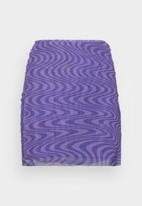 Saia roxa com um padrão ondulado em vários tons de roxo, com uma textura suave e um design ajustado.