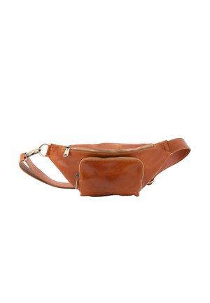 Sac banane en cuir marron avec une finition texturée, doté d'un compartiment principal zippé et d'une poche frontale, une bandoulière ajustable et des éléments en métal doré.