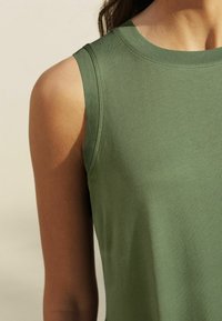 Next SLEEVELESS CREW NECK TIERED - Džersejové šaty - khaki green