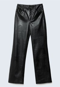 Pantalon en similicuir noir à texture de crocodile, coupe droite, fermeture avant par boutons, et poches avant.