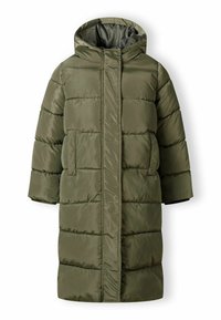 Garšs olīvzaļš pildīts ziemas mētelis ar kapuci, priekšējām kabatām un slēptu priekšējo rāvējslēdzēja aizdari.
