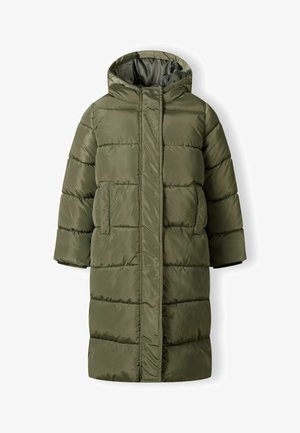 Lange olijfgroene gewatteerde winterjas met capuchon, voorzakken en verborgen ritssluiting aan de voorkant.