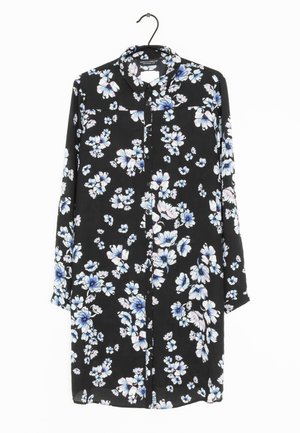 Zwarte jurk met lange mouwen en knopen, met blauw-wit bloemenpatroon, hangend aan een zwarte hanger tegen een witte achtergrond.