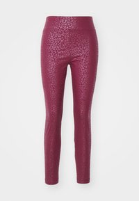 Leggings ajustés de couleur bordeaux avec un motif léopard texturé, dotés d'une taille haute et d'une finition lisse.