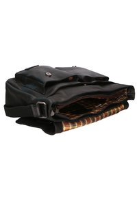 Zwarte leren schoudertas met twee voorste drukknoopzakken, een open ritscompartiment en een interieurvoering van geruit stof, liggend op een vlakke ondergrond.