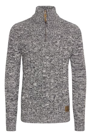 Pull en maille dans des tons gris et noir avec un col montant, une demi-fermeture éclair et un motif en relief en torsades. Présente un patch logo sur l'ourlet.