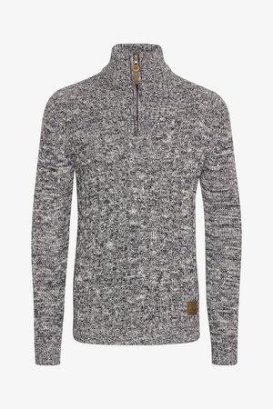 Strikket sweater i grå og sorte nuancer med høj krave, halv lynlås og struktureret kabelmønster. Har et logo patch i kanten.