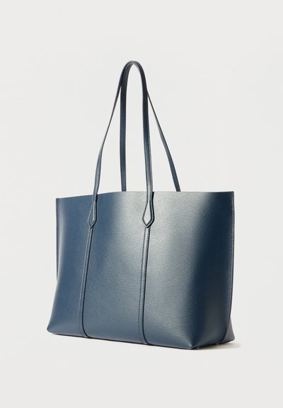 Bolsa tote em pele azul-marinho com textura lisa, alças planas e uma silhueta estruturada. Apresenta um design minimalista sem hardware visível.