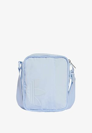 Borsa a tracolla azzurro chiaro con forma rettangolare, texture in tessuto morbido, chiusura con cerniera e dettaglio logo in rilievo sul davanti.