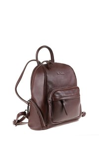 Zaino in pelle marrone con texture, design arrotondato, manico superiore, due cerniere e tasca frontale, caratterizzato da un branding discreto sulla superficie.