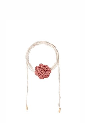 Accesorio en forma de flor, de ganchillo texturizado en color rosa, con un cordón trenzado blanco y cuentas doradas en los extremos para un cierre ajustable.