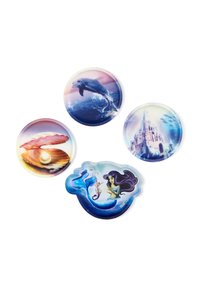 Set aus vier runden Untersetzern. Die Motive zeigen einen Delfin, eine offene Auster mit Perle, ein Schloss und eine Meerjungfrau. Die Farben sind pastellfarben und lebendig.