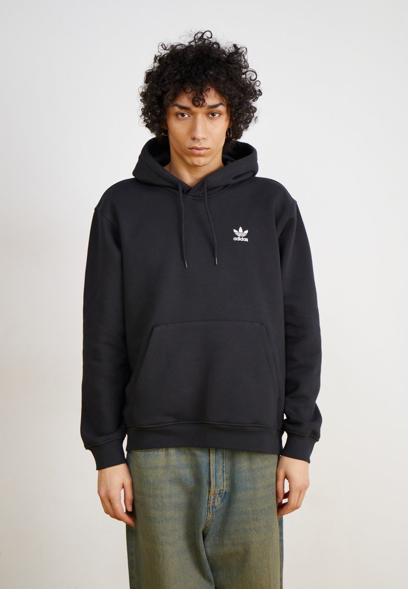 Sweatshirt preto de algodão com bolso canguru e capuz com cordão, apresentando um pequeno logótipo branco da Adidas no peito. Corte descontraído.