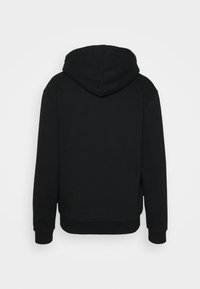 Felpa nera con cappuccio, maniche lunghe, tessuto morbido, polsini e orlo a coste, caratterizzata da un design semplice e senza loghi o motivi visibili.