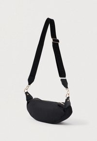 Μαύρη νάιλον τσάντα crossbody με καμπυλωτό σχέδιο, χρυσές λεπτομέρειες και υφασμάτινο ρυθμιζόμενο λουρί με το όνομα της μάρκας.