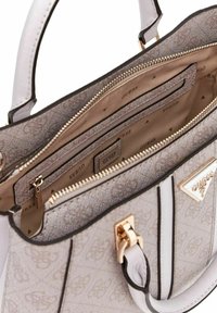 Borsa grigia con texture e hardware dorato, dotata di diversi scomparti interni e fodera crema. Rifiniture nere lungo i bordi.