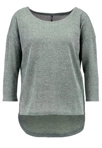 Langärmliger Pullover aus einem strukturierten grünen Stoff mit einem weiten Rundhalsausschnitt und einem längeren Rücken. Bietet eine lockere Passform mit Dreiviertelärmel.