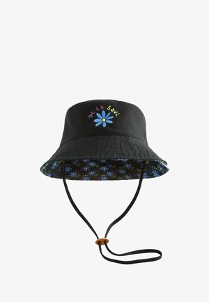 Pălărie neagră tip găleată cu floare albastră și textul „De La Soul” brodat pe față, bordura interioară cu model floral și curea reglabilă pentru bărbie cu sistem de fixare.