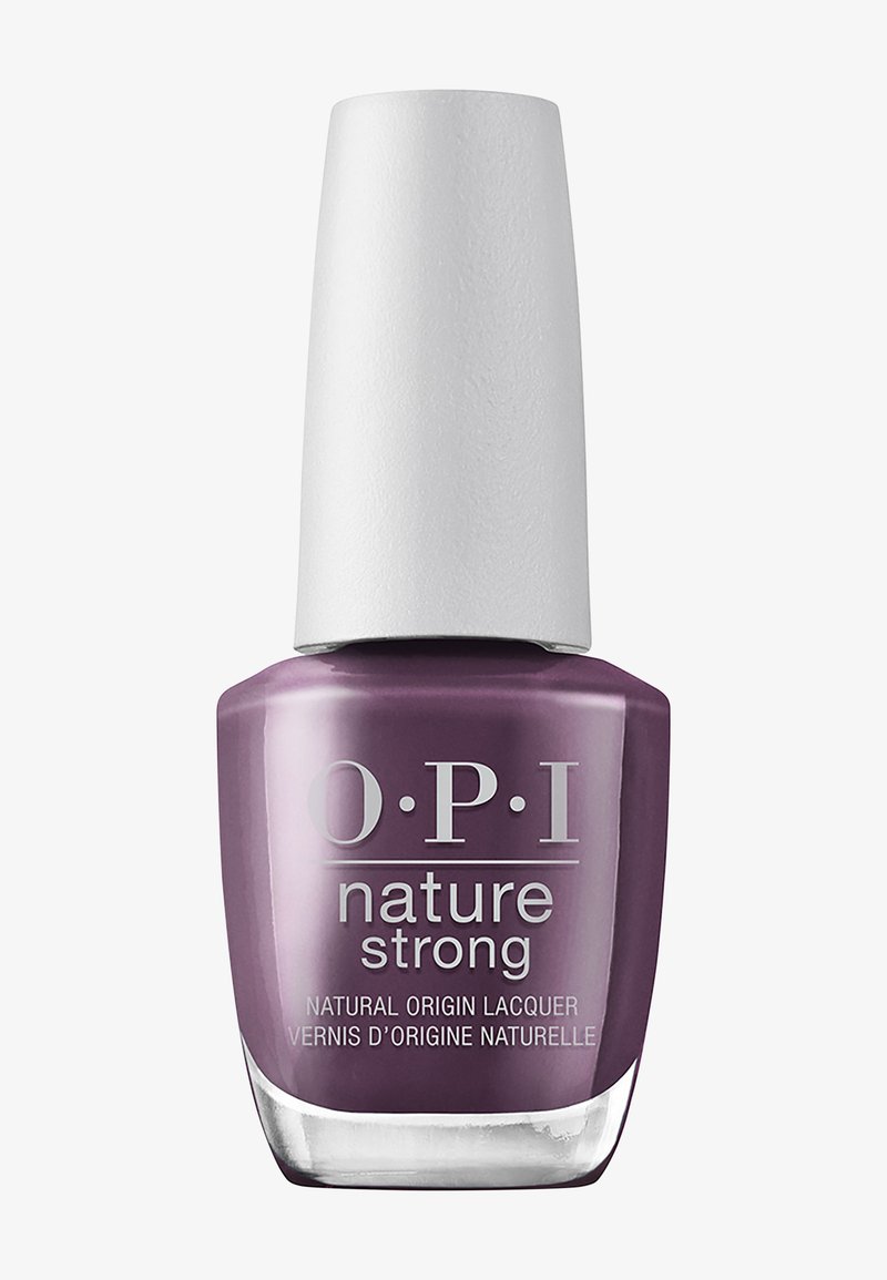 Flesje paarse OPI Nature Strong nagellak van natuurlijke oorsprong met witte dop tegen een effen achtergrond.