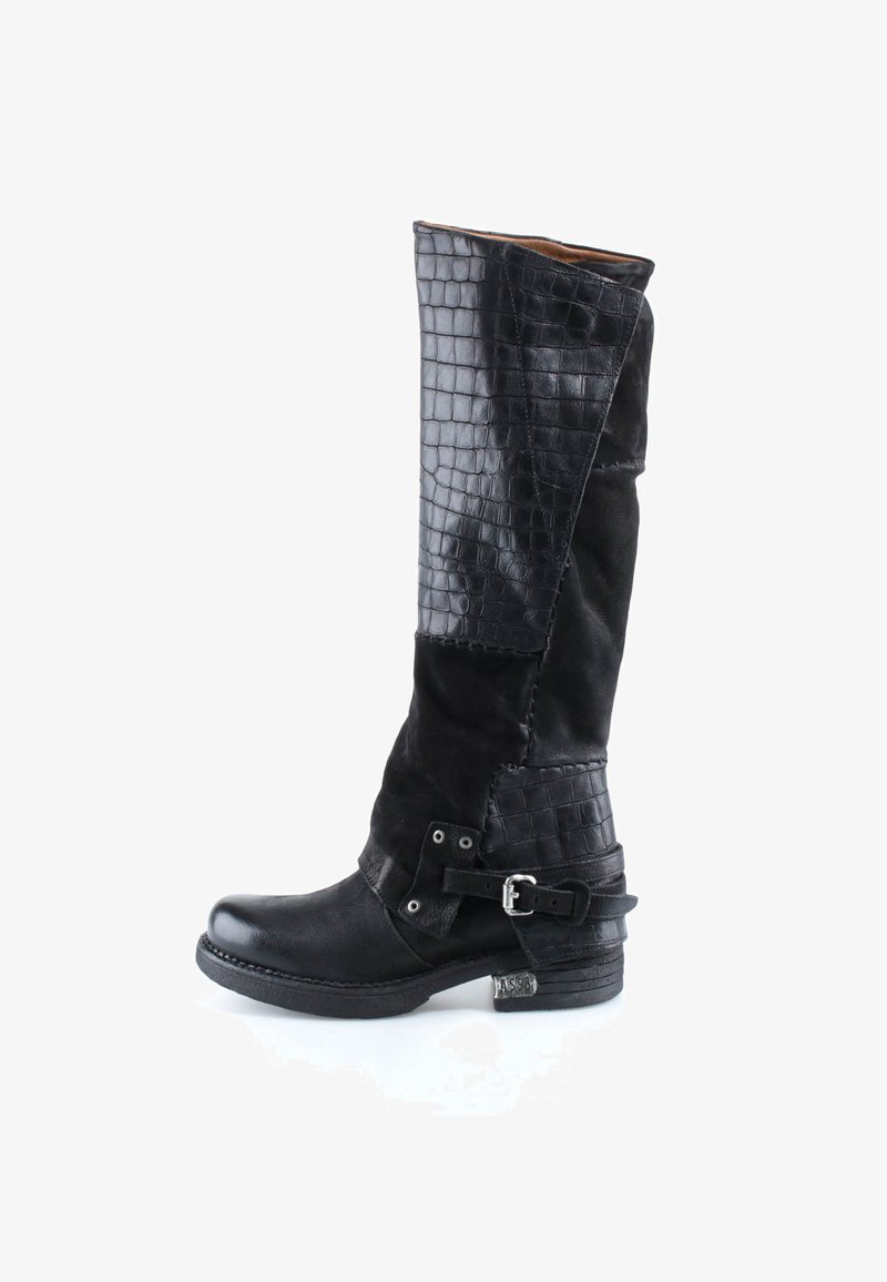 Botte noire mi-mollet en cuir lisse et texturé crocodile, détail de sangle à boucle près du talon, talon bas empilé.