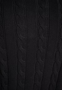 Maglione nero lavorato a maglia con un motivo a treccia testurizzato. Il design include punti in rilievo e una struttura a costine su tutta la superficie.