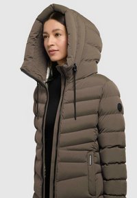 Giubbotto imbottito in taupe scuro, con un cappuccio voluminoso, design trapuntato, cerniera frontale e una tasca laterale con etichetta del logo.