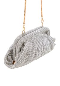Clutch in argento con strass, con design arricciato, dotato di una tracolla in catena dorata e chiusura con zip. Texture liscia con decorazioni riflettenti.
