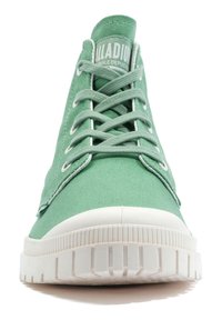 Grüne Segeltuch-Sneaker mit hohem Schaft und weißer Gummisohle, mit abgerundeter Zehenpartie, Schnürung vorne und gesticktem Logodetail auf der Zunge.