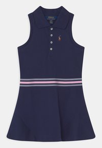 Laivastonsininen polomekko, jossa on hihaton malli, kaulus, kolmen napin lista ja vaakasuorat vaaleanpunaiset ja valkoiset raidat vyötäröllä. Ohut kangas.