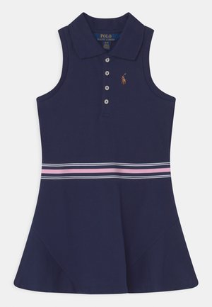 Marinblå pikéklänning med ärmlös design, krage, treknappslås och horisontella rosa och vita ränder vid midjan. Tät tygstruktur.