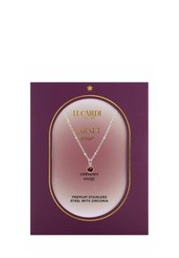 Zilveren ketting met een granaat hanger aan een delicate ketting, gepresenteerd in een paarse doos met gouden accenten en informatieve tekst.