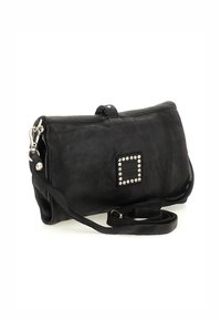 Borsa a pochette in pelle nera con forma rettangolare, borchie argentate su un accento quadrato nero e una tracolla removibile per opzioni di trasporto versatili.