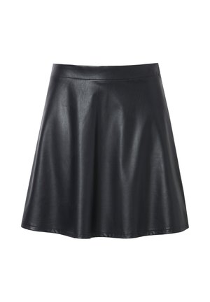 Sort faux læder nederdel med en flared design, glat tekstur og en medium høj talje. Kanten er let buet for en afslappet pasform.