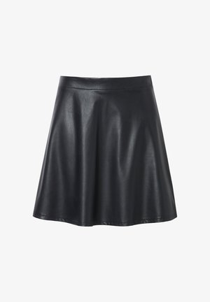 Czarna spódnica z sztucznej skóry o rozkloszowanym kroju, gładkiej fakturze i średnim stanie. Dół jest lekko zaokrąglony, co zapewnia luźny fason.