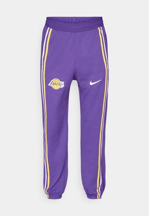 Lilla sweatpants lavet af letvægtsstof, med hvide og gule striber, elastisk talje og et Los Angeles Lakers-logo.