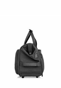 Czarna torba z tkaniny o zaokrąglonym kształcie, z zamkiem błyskawicznym na górze, kieszenią z przodu oraz dwoma szelkami. Posiada małą metkę i solidne nóżki.