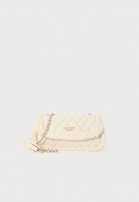 Gequilted crèmekleurige handtas met pluizige neppelzen accenten en gouden hardware. Voorzien van een kettingstrap en een klepafsluiting met reliëflogo.