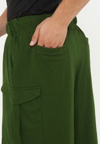 LEGEA Jogginghose - verde militare