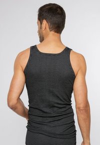 Zwarte tanktop voor heren met een dunne gestreepte patroon, mouwloos ontwerp, ronde halslijn en een zachte textuur, met een aansluitend silhouet.