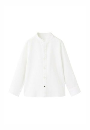 Witte blouse met lange mouwen, een opstaande kraag en knoopsluiting aan de voorkant, afgebeeld tegen een eenvoudige witte achtergrond.