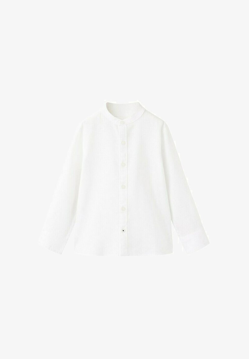 Witte blouse met lange mouwen, een opstaande kraag en knoopsluiting aan de voorkant, afgebeeld tegen een eenvoudige witte achtergrond.