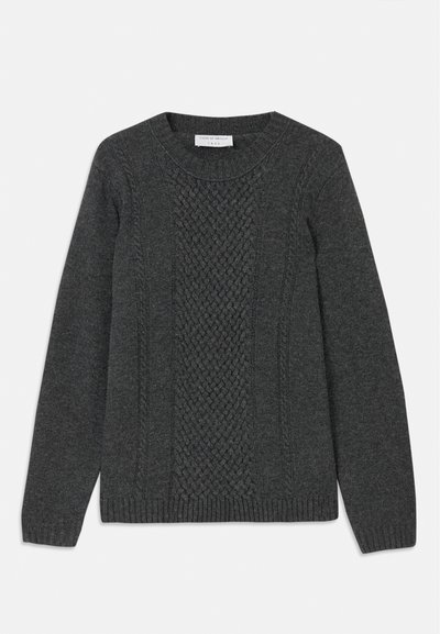 Pull en tricot gris avec un motif de losanges texturé à l'avant, des poignets côtelés et un col rond classique.