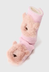 Roza plišasta copata z obliko medvedka, ki ima mehke krzneni detajle in zaobljeno obliko. Notrajnost je svetlo bež.